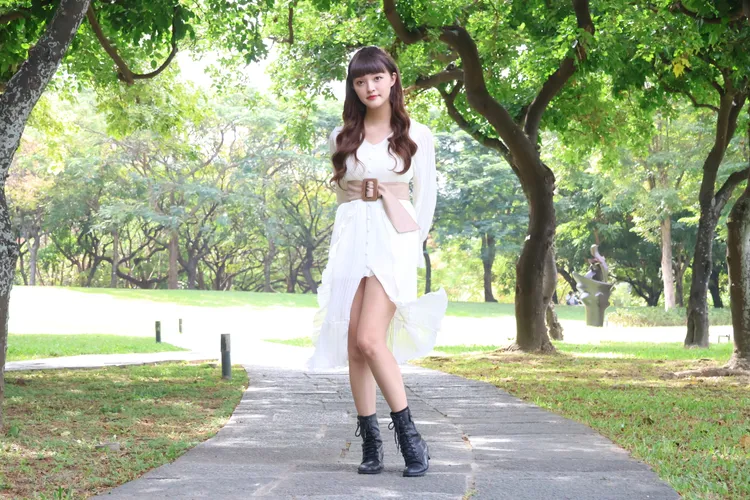 Bella留著波浪捲長髮美眉五官可愛。張喆喜攝