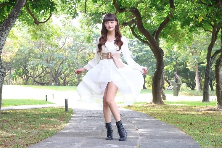 Bella撩起長裙展現細長美腿。張喆喜攝