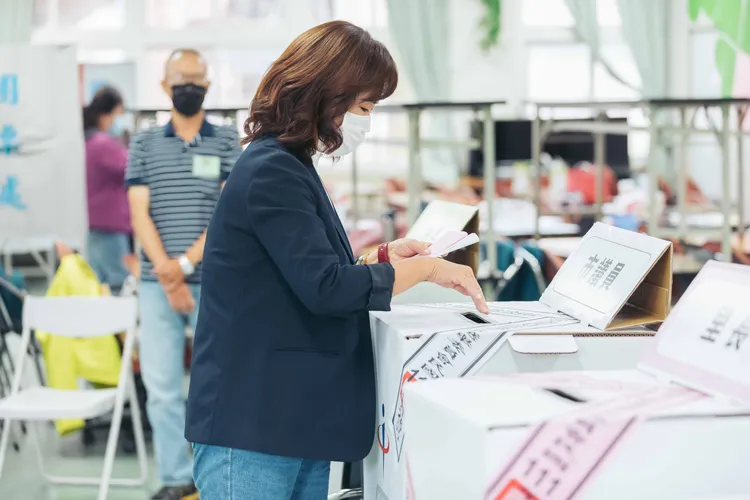 沈慧虹穿著套裝與牛仔褲亮相。沈慧虹競辦提供