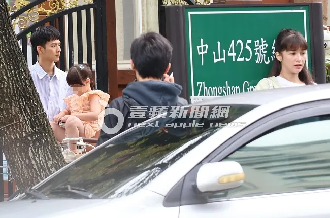 吳念軒（左起）將女童抱上腳踏車安全座，和躲在一旁偷看的夏朧有多場內心戲。特勤中心攝