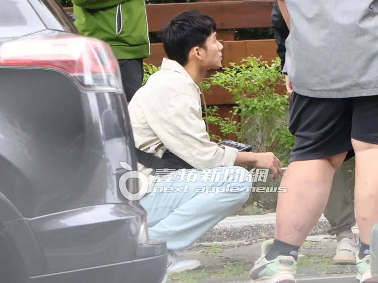 吳念軒以「亞洲蹲」之姿，在人行道上哈菸融入劇組。特勤中心攝