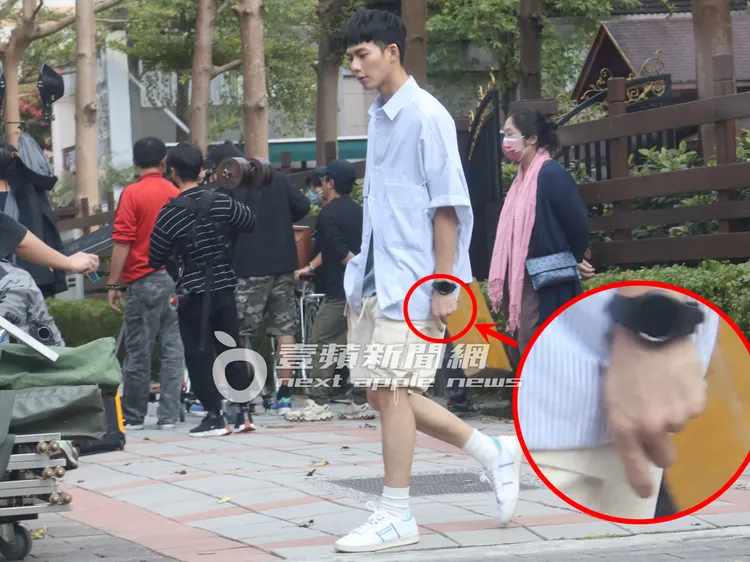 休息時間，吳念軒悄悄拿著香菸及打火機，走到馬路邊準備哈菸。特勤中心攝