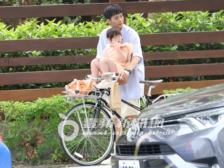 吳念軒接女孩下課，似乎發現夏朧在偷看，不約而同轉頭察看。特勤中心攝