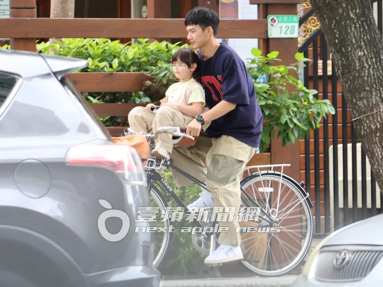隨後，吳念軒（右）換上另一套戲服，繼續拍攝騎單車接女童的劇情。特勤中心攝