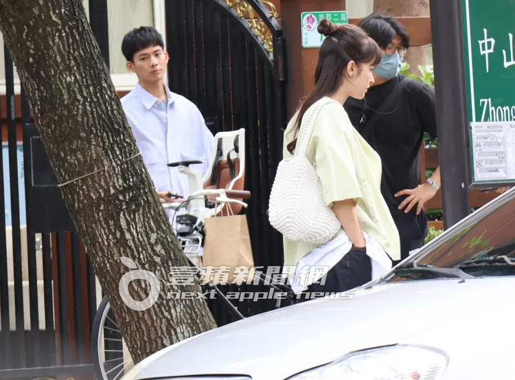 吳念軒（左）牽著單車，與夏朧在大直路邊等戲。特勤中心攝