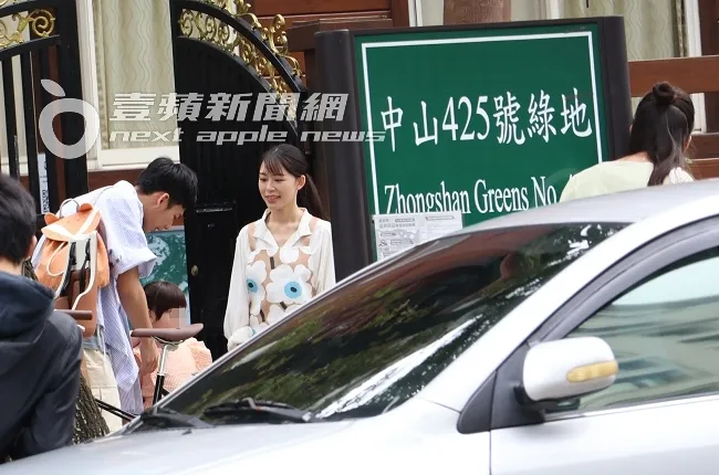 吳念軒（左起）去幼兒園接女童下課，與老師道別。特勤中心攝