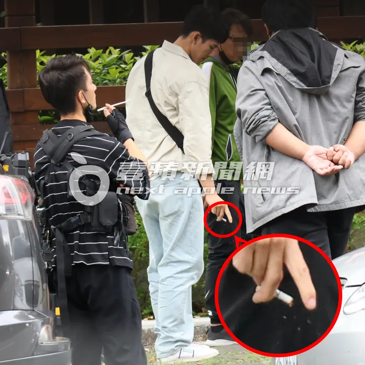 吳念軒哈完菸後，用手指彈菸，再將菸頭收進口袋裡。特勤中心攝