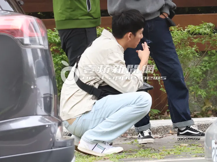 吳念軒叼著香菸吞雲吐霧。特勤中心攝