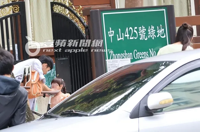 吳念軒（左起）接童星放學撫摸她臉頰，夏朧則默默在一旁觀察。特勤中心攝