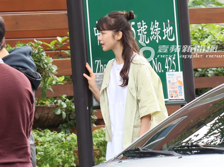 夏朧演出默默觀察吳念軒接女孩放學的感情戲。特勤中心攝