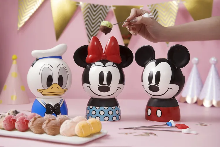 期間限定的迪士尼米奇、米妮、唐老鴨Q萌立體造型火鍋爐，冰淇淋球搭配滑順可可醬超享受。業者提供
