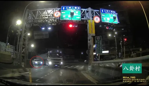 聯結車違規右轉擦撞轎車竟肇逃　被害車主傻眼報警怒告