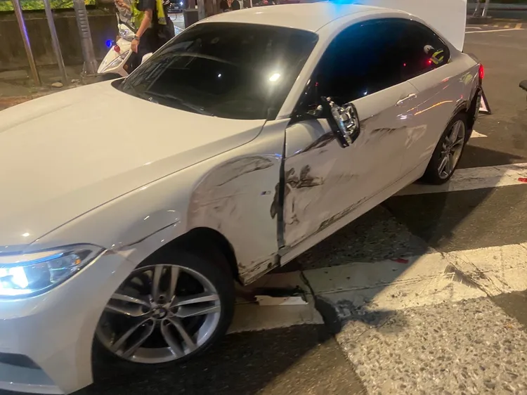 曾男車輛左側車身嚴重毀損。土城警分局提供