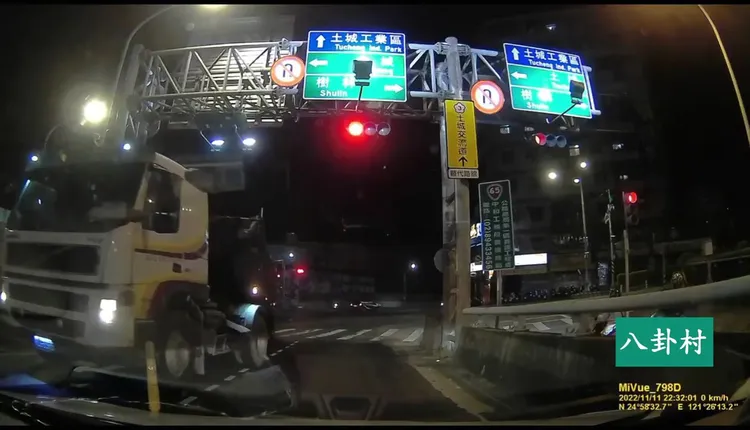 余男駕駛聯結車直接離開涉及肇逃。翻攝自Youtube「八卦村」頻道