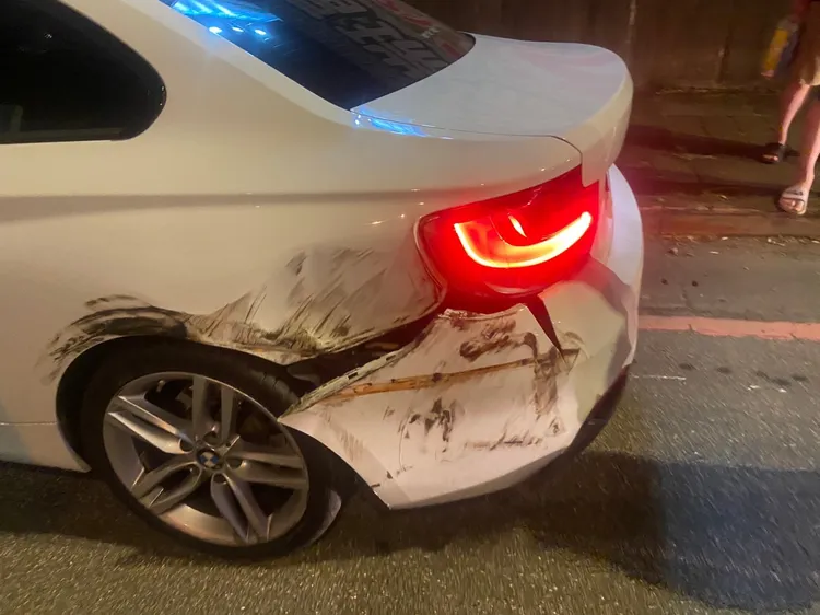 曾男車尾保險桿也損毀。土城警分局提供