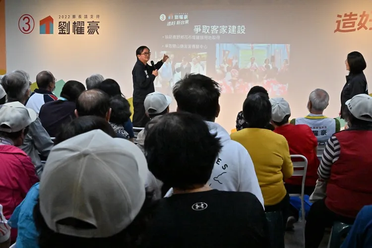 劉櫂豪全程用客語談政見，與客家選民搏感情。劉櫂豪競選總部提供