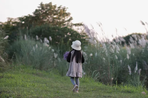 悲慘8歲女童！生命中7.5年遭母監禁　沒搭過車、沒踩過草地