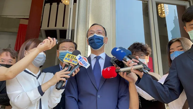 參選南投縣長的立委許淑華表明不會辭去立委職務，朱立倫幫忙緩頰表示，每位候選人表現決心的方式不同。國民黨提供