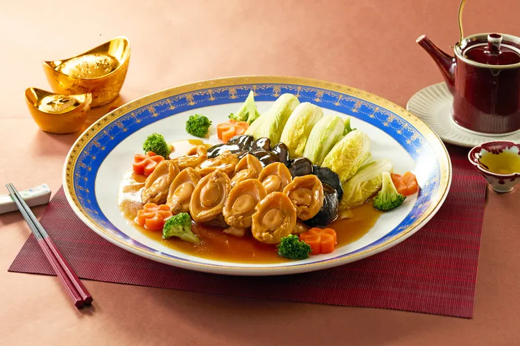 福容桃園機捷A8店「開春盈富滿元寶」獲得知名年菜評比金賞獎。福容提供