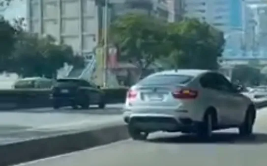 該車打右轉方向燈，車體卻似乎完全無法靠右。翻攝臉書爆廢公社