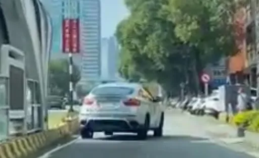 BMW真的橫著走！「螃蟹車」竄台灣大道發出詭異怪聲　專家都傻眼　