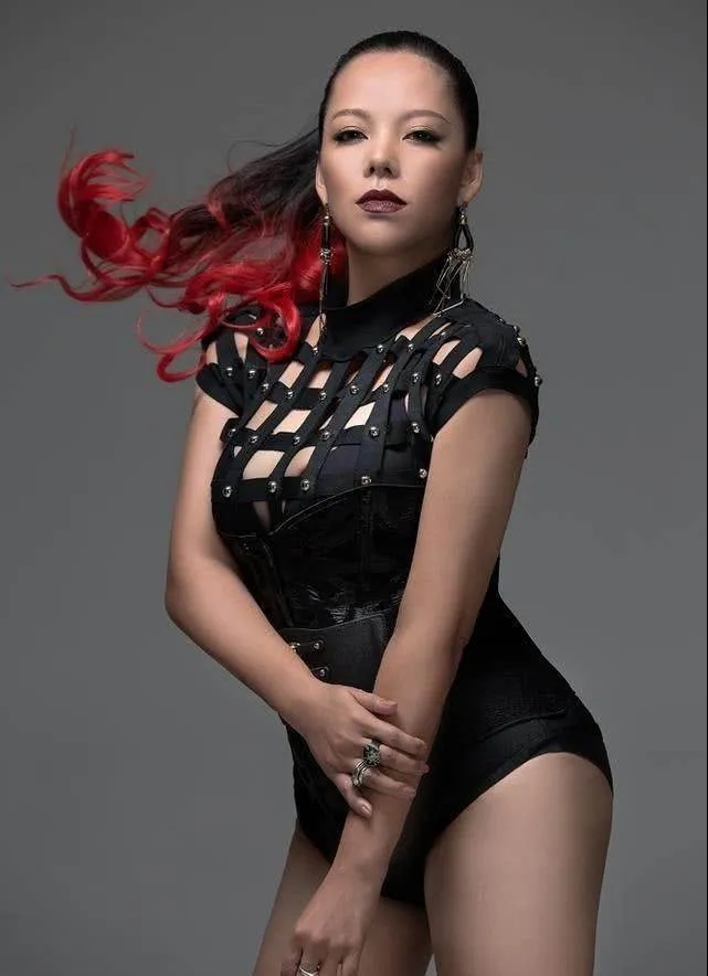 照片中人是SAYA張惠春。翻攝自臉書「我總以為愛上一個人就是一輩子，你卻成了故事」