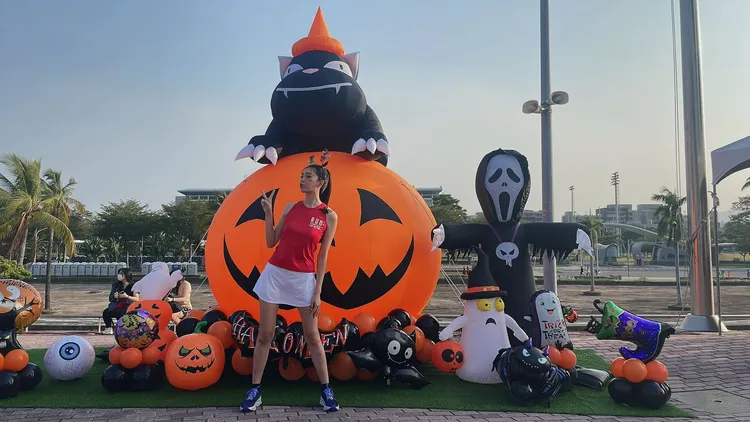 王心恬日前參加高雄富邦馬拉松時，穿著On昂跑Cloudmonster巴西莓紫搭蘆薈綠配色跑鞋，讓她大讚「神鞋」。王心恬提供