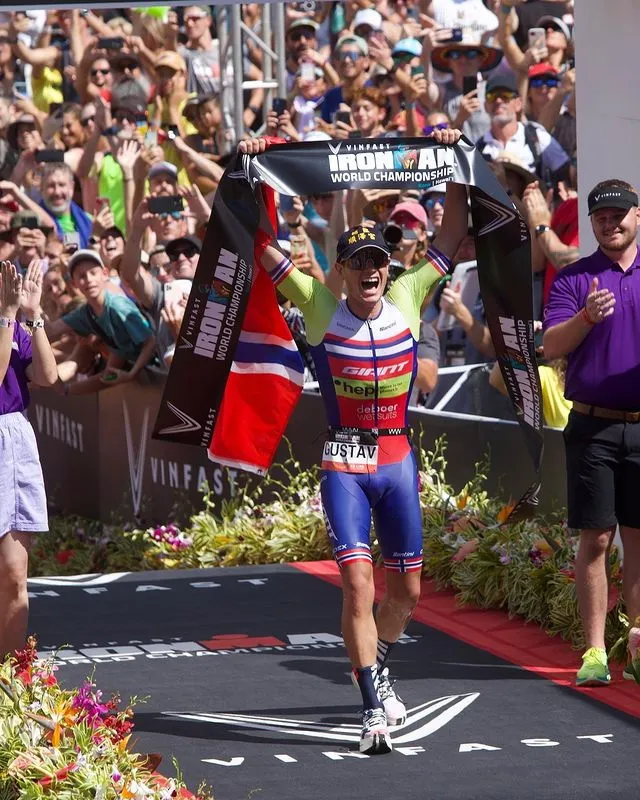 挪威三鐵好手伊登日前在鐵人三項世界錦標賽奪下冠軍時，穿著Cloudboom Echo 3 PE原型鞋，尚未量產上市。翻攝on_running IG