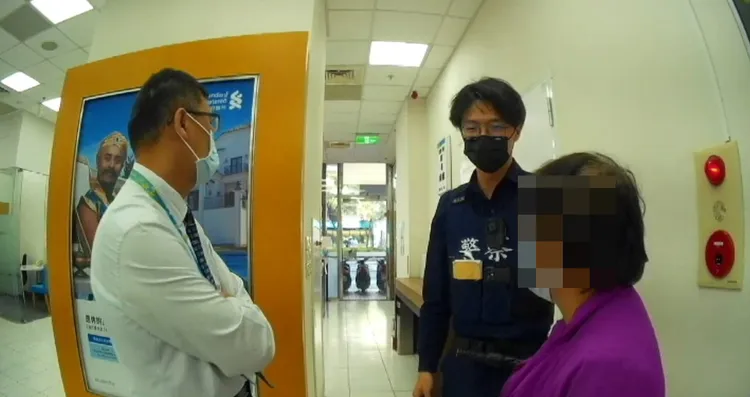 銀行經理勸婦人「錢放口袋裡不會咬人！」，提醒勿被騙。讀者提供