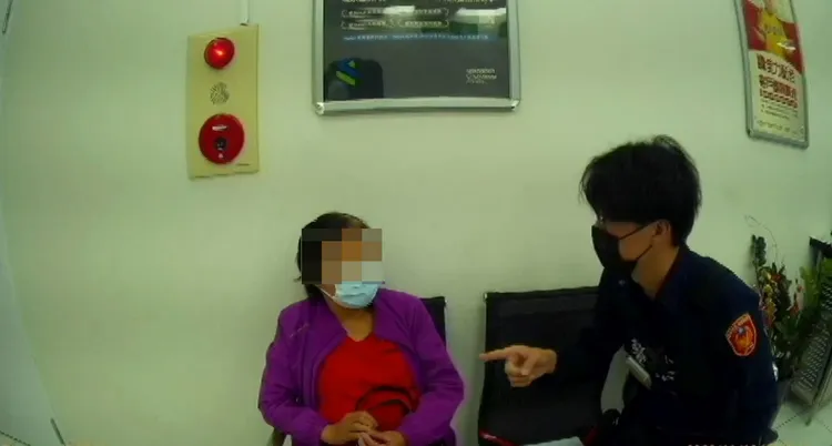 員警與王姓婦人溝通。讀者提供