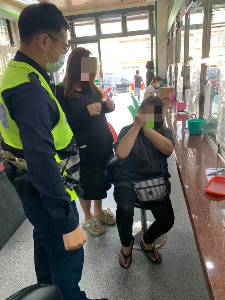 警方趕到郵局阻止黃姓婦人匯款。讀者提供