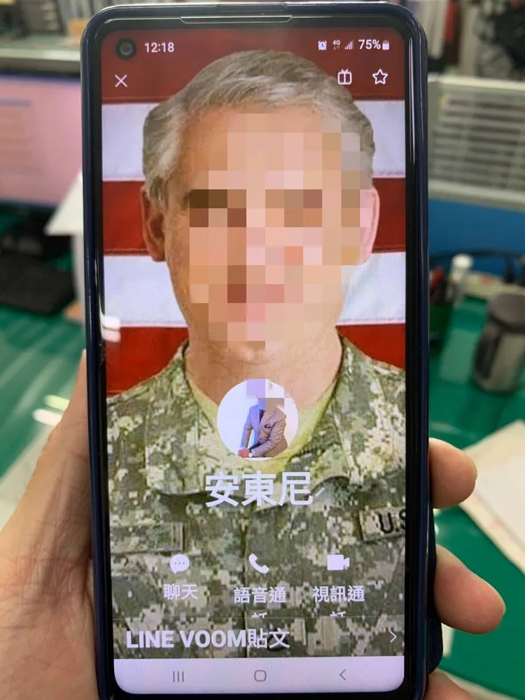 黃姓婦人出示「烏克蘭軍醫安東尼」的軍服照。讀者提供