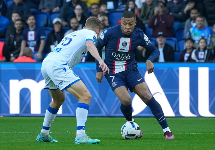 穆巴佩本季已進12球，超越隊友內馬爾，在法甲獨居第1。