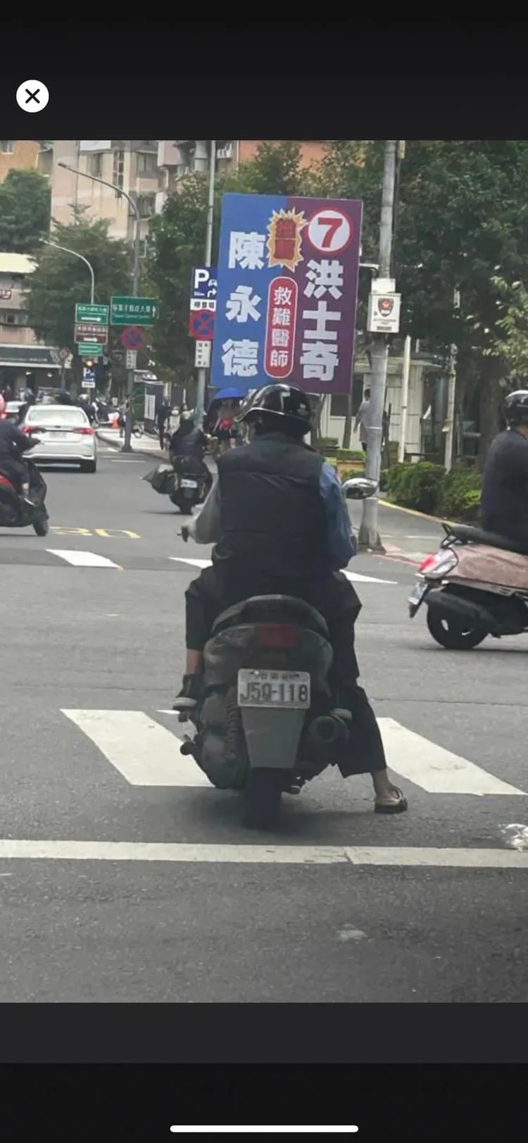 洪士奇掛上陳永德的旗幟。翻攝自陳永德臉書