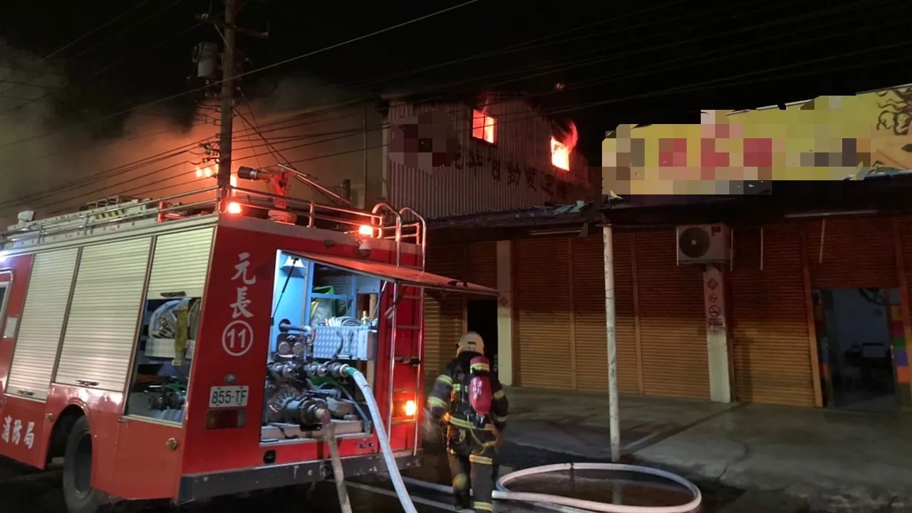 警消出動16輛消防車到場搶救,歷時約1小時將火勢控制。民眾提供