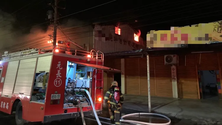 警消出動16輛消防車到場搶救，歷時約1小時將火勢控制。民眾提供