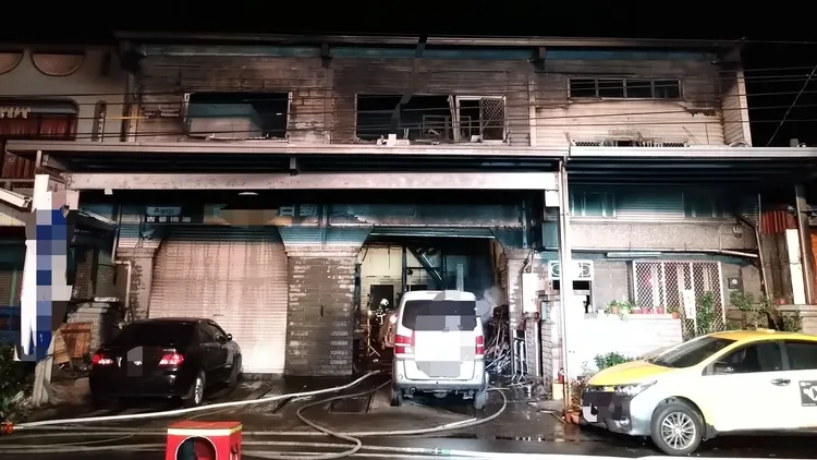 搜救人員在2樓距離樓梯口約五公尺處找到邱姓婦人已全身焦黑，明顯死亡。民眾提供