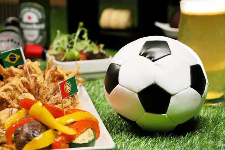 除了下午茶，皇怡咖啡廳在晚上時段也提供炸物分享拼盤及啤酒買1送1優惠。高雄萬豪提供