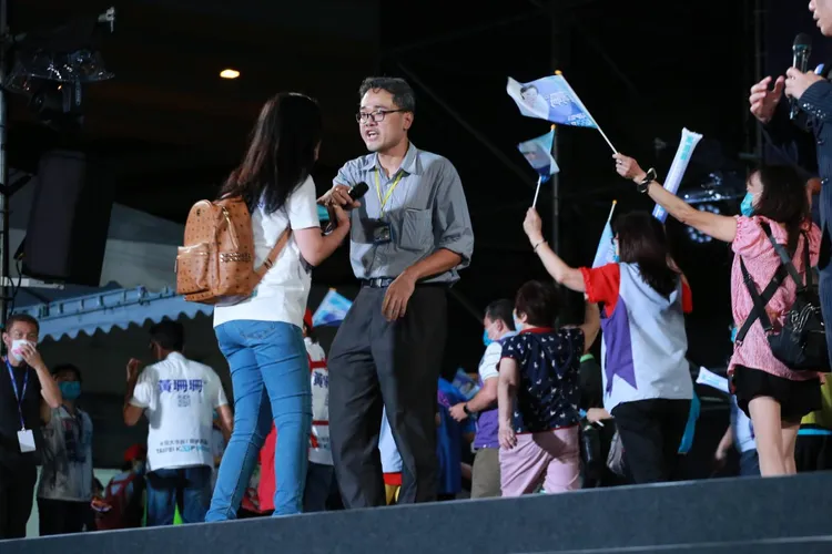 該名民眾被請下台。朱世閎攝