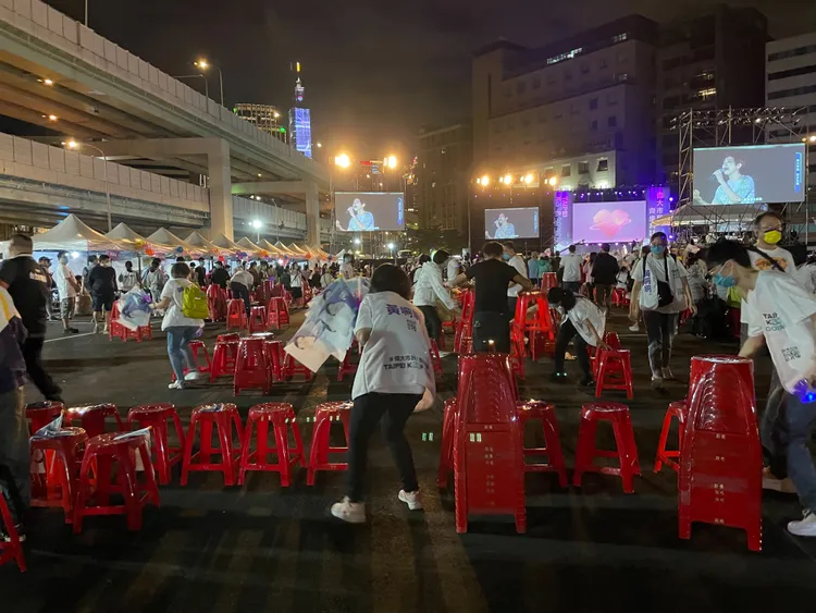 場地後方有人在撤椅子。劉彥宜攝
