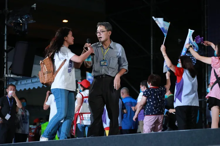 該名民眾被請下台。朱世閎攝