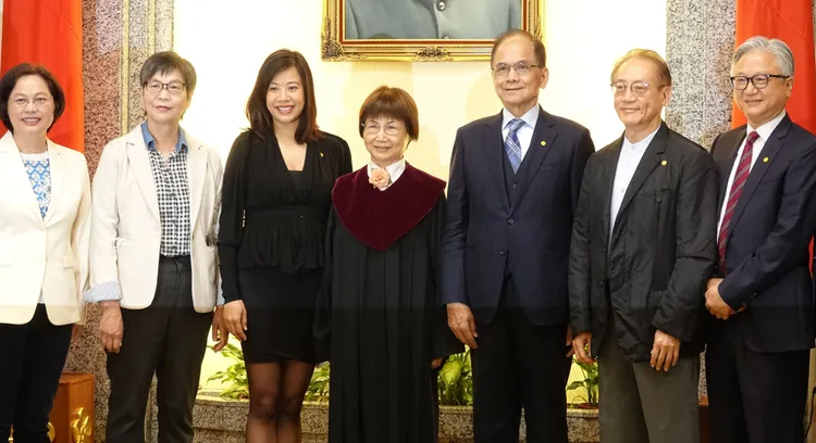 吳欣盈的四叔、新光纖維董事長吳東昇（右1），及舅舅、台灣工商企業聯合會理事長許顯榮（右2）也現身支持她。