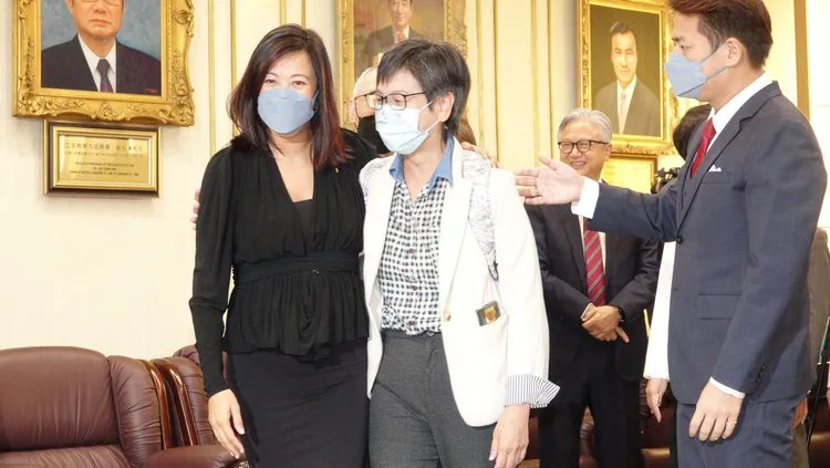 吳欣盈遞補蔡壁如空缺，兩人現場又是鉤肩搭背又是熱情擁抱，互動熱絡。莊宗達攝