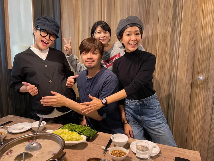 孕期和朋友約吃飯。引自臉書臉書《海芬的大明星小跟班 》