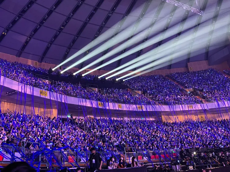 台灣粉絲最後丟下藍色彩帶，送給SJ當離別禮物。讀者提供