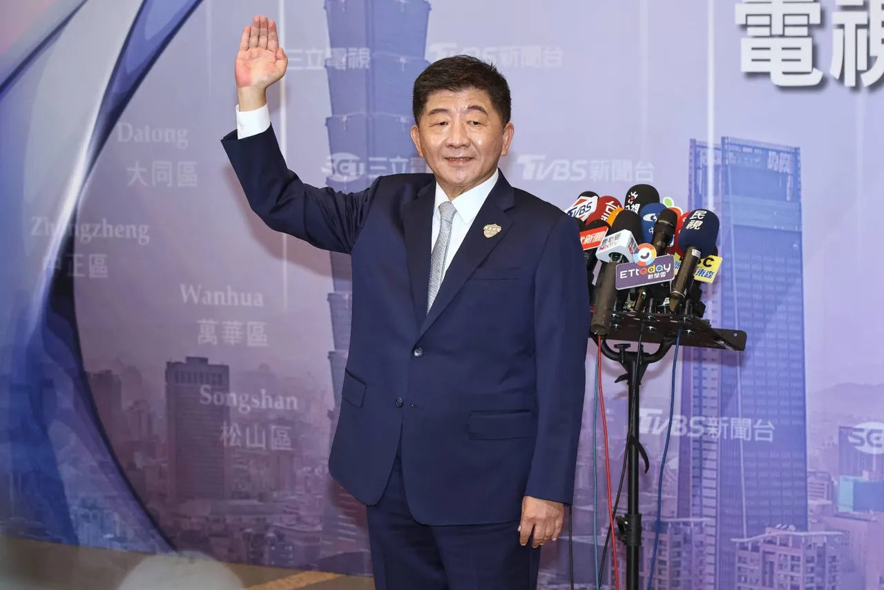 陳時中以深藍色西裝、白襯衫與銀灰色斜紋領帶的搭配,凸顯從容穩健態度。葉志明攝