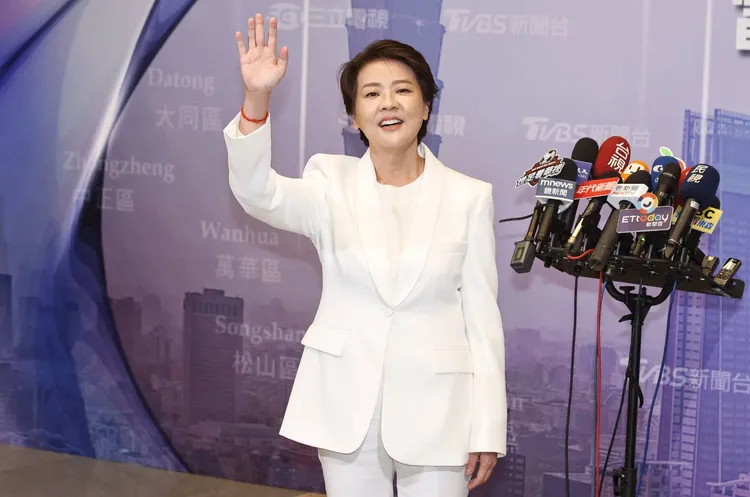 黃珊珊以象牙白色褲裝套裝搭配雪白粗跟靴，展現幹練利落氣息。葉志明攝