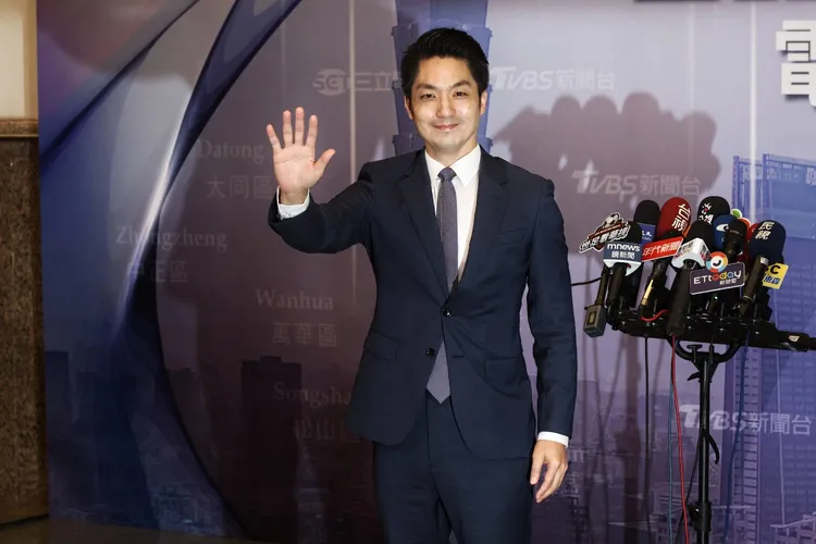 蔣萬安穿著灰藍色修身西裝、白襯衫搭配藍色細格紋領帶，風格低調沈穩，不過西裝外套剪裁顯得過於合身。林林攝