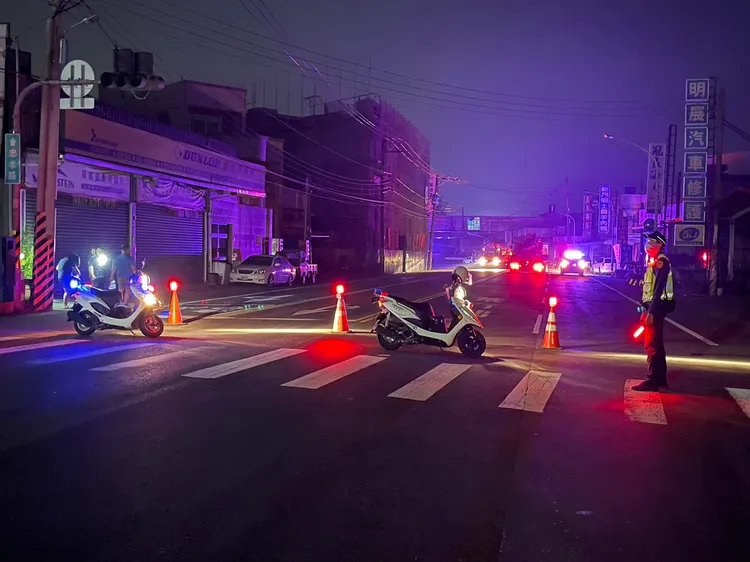停電時路燈、號誌停擺，警方派人導場疏導交通。讀者提供