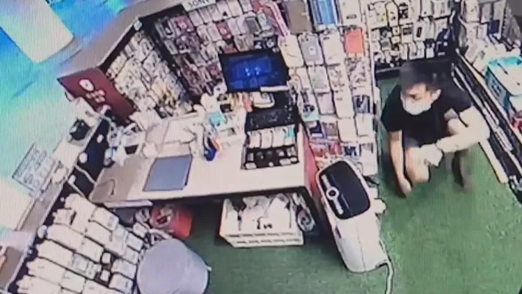 陳男潛入捷運站店家行竊。翻攝畫面